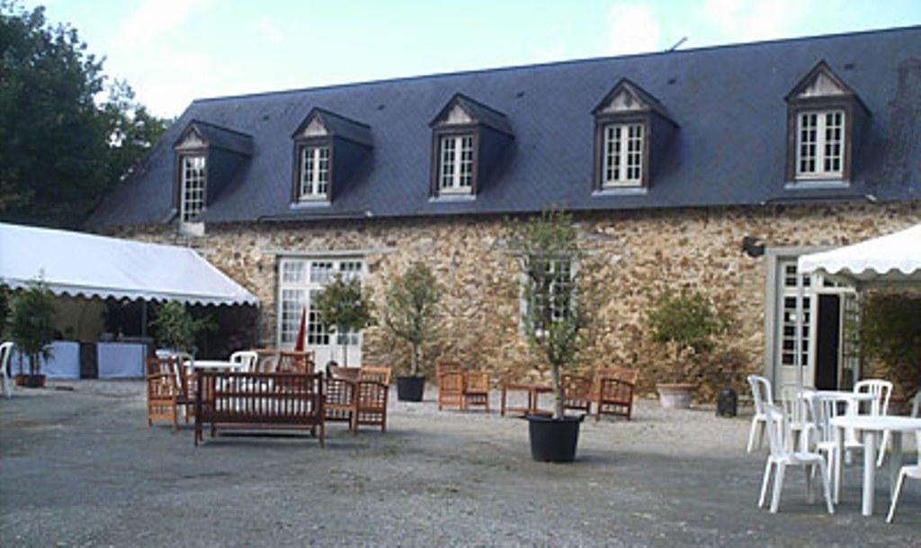 Manoir De Rouesse Hotel Лавал Екстериор снимка
