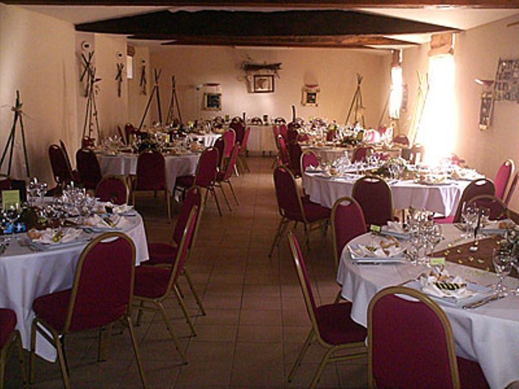 Manoir De Rouesse Hotel Лавал Екстериор снимка